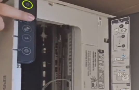 爱普生L1258打印机一通电三个灯常亮故障远程刷主板固件维修